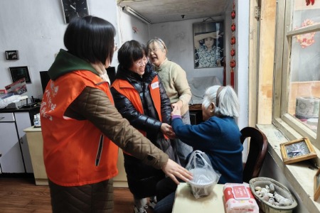 腊八暖阳照人心，温情脉脉送粥情 辛家庙街道西重所社区开展腊八节慰问活动