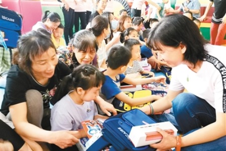 莲湖区民政局携手爱心企业为80位特殊儿童送六一祝福