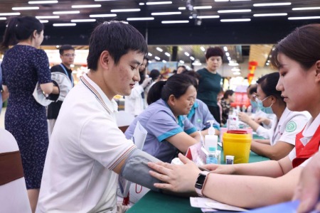 西安浐灞国际港:公益义诊送健康 服务群众零距离