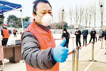 大批志愿者坚守在疫情防控一线