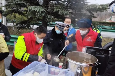 新时代文明实践在西安 | 雁塔区：冬日送温暖 这样的志愿服务太赞了