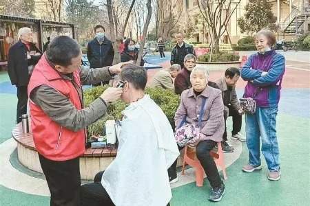 “雷锋”一直就在我们身边