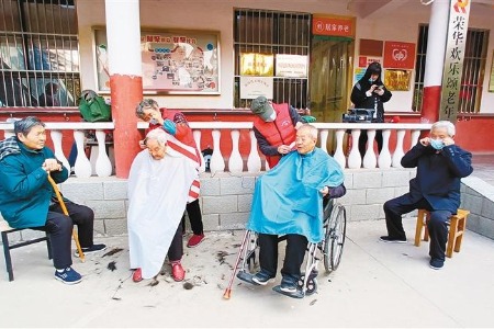 社区志愿者带来“家门口”的便民服务