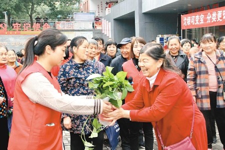 骊山新家园社区开展垃圾分类活动 ，倡导健康环保生活方式