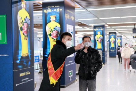 西安因你而美 | 温暖回家路 西安青年志愿者为春运保驾护航