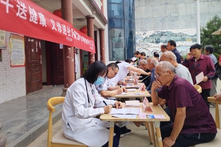 暖心义诊进社区 群众健康“零距离”