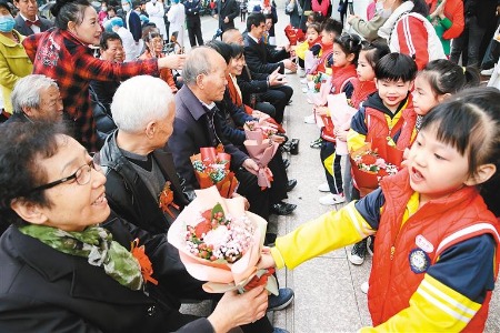 太阳花志愿者服务队走进安仁坊社区看望老人