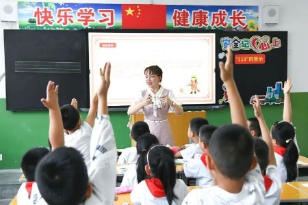 志愿服务爱心帮扶 点亮山区孩子未来