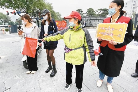 雁塔区开展“文明交通从我出发”宣传活动