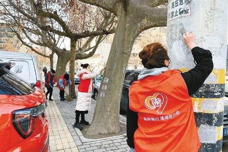 莲湖区沣镐东路社区开展美化社区环境公益活动