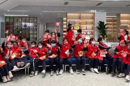 航天城第四小学二年级学生走进社区开展志愿活动