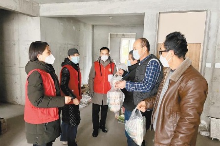 小区志愿者为滞留西安的外来务工人员送温暖