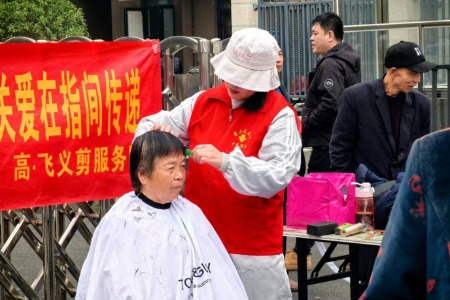 西咸新区大王街道：义诊义剪送上门，服务群众零距离