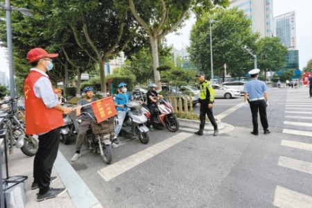 西安多部门联合执法 推进城市文明交通大提升