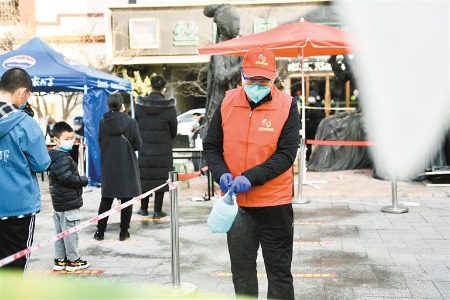 古城志愿者守护市民群众的健康与安全