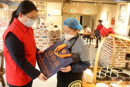 新时代文明实践在西安 | 践行文明用餐，志愿者在行动