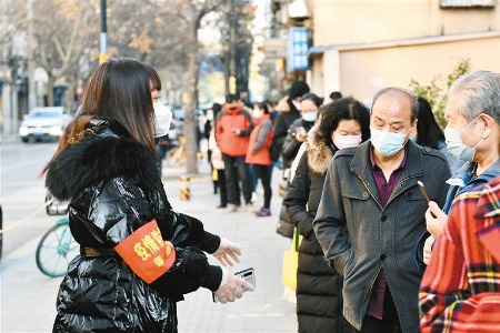 志愿者一线助力核酸采集