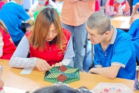 全国助残日小火柴志愿者走进残疾人托养中心