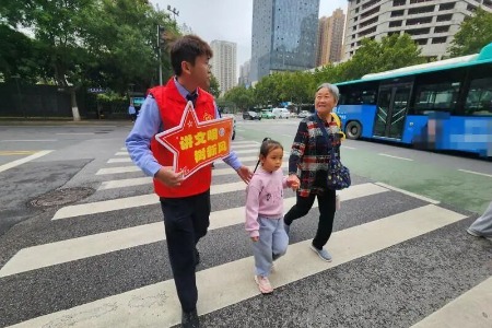 绿色出行宣传月：暖心服务点亮古城文明交通