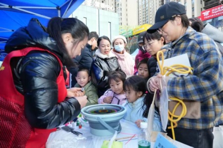 “同心西安 巾帼同行”——巾帼志愿服务公益市集暖心开市