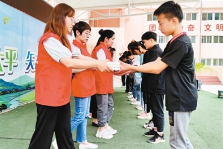 鄠邑区志愿者前往太平学校开展爱心助学志愿服务