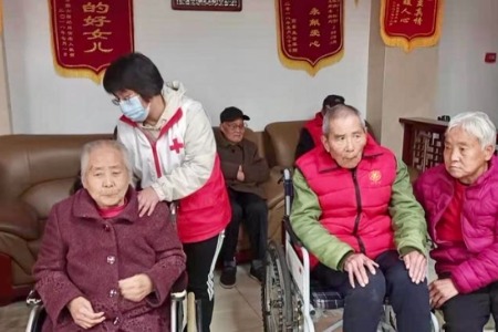灞桥区航天四院社区志愿者走进老年公寓开展爱心公益