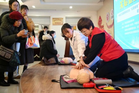 习近平总书记和志愿者互动的温暖瞬间