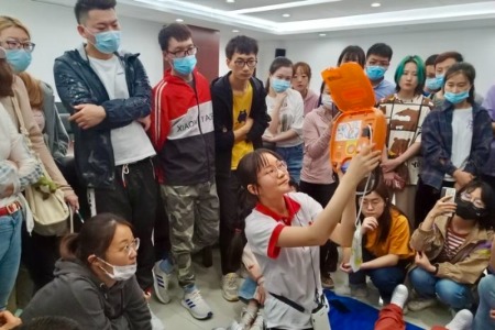 市红十字会志愿者周末开班 培训近400名持证救护员